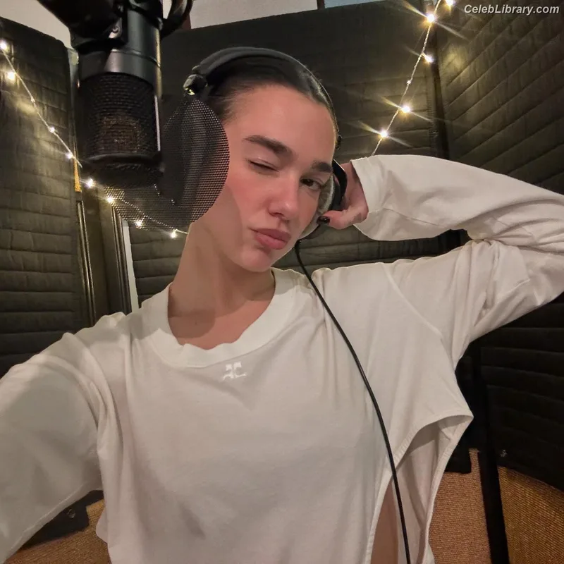 Dua Lipa photo 10 of 7804