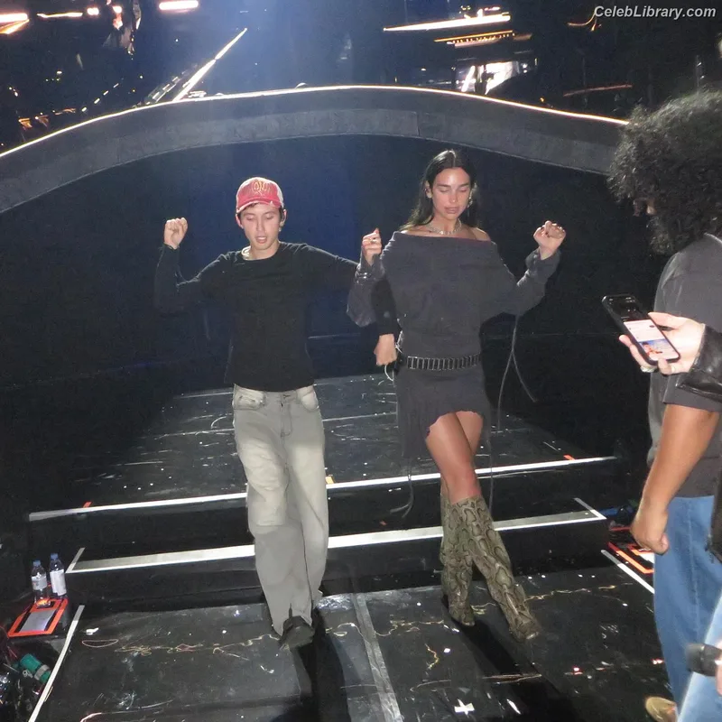 Dua Lipa photo 1 of 7804