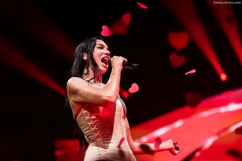 Dua Lipa photo 3 of 7804