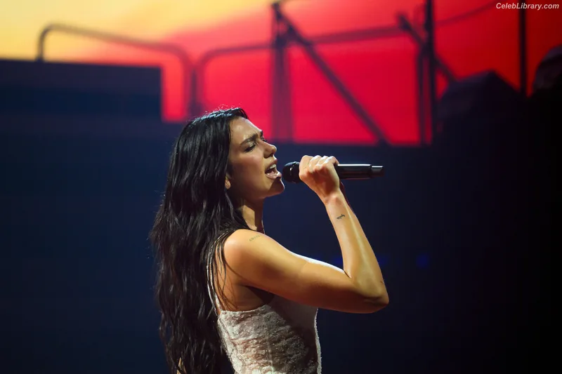 Dua Lipa photo 16 of 7804