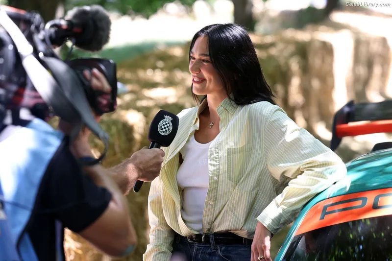 Dua Lipa photo 1 of 7804