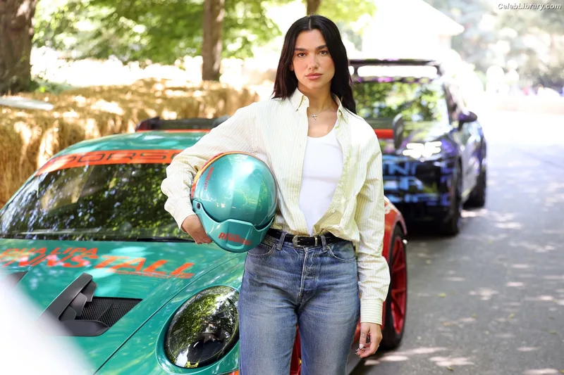 Dua Lipa photo 10 of 7804