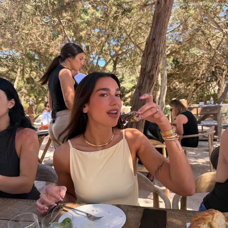 Dua Lipa photo 13 of 7804