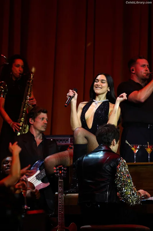Dua Lipa photo 1 of 7804