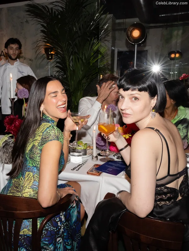 Dua Lipa photo 8 of 7804