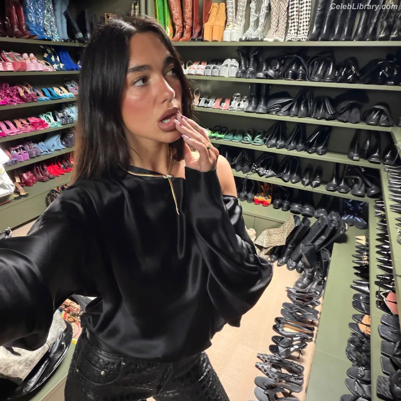 Dua Lipa photo 1 of 7804