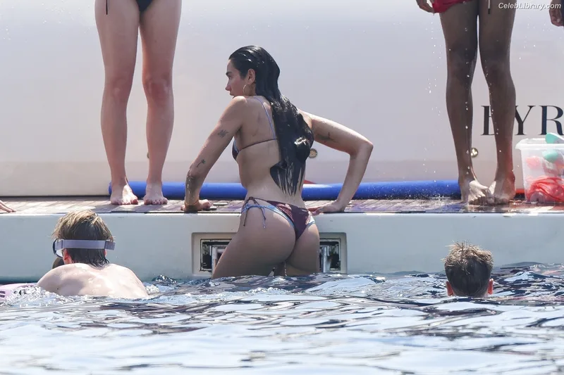 Dua Lipa photo 3 of 7804