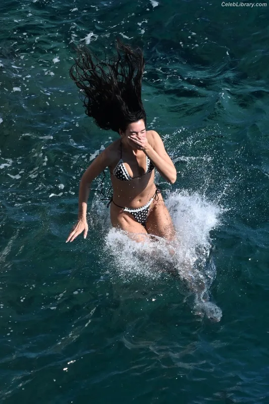 Dua Lipa photo 1 of 7804