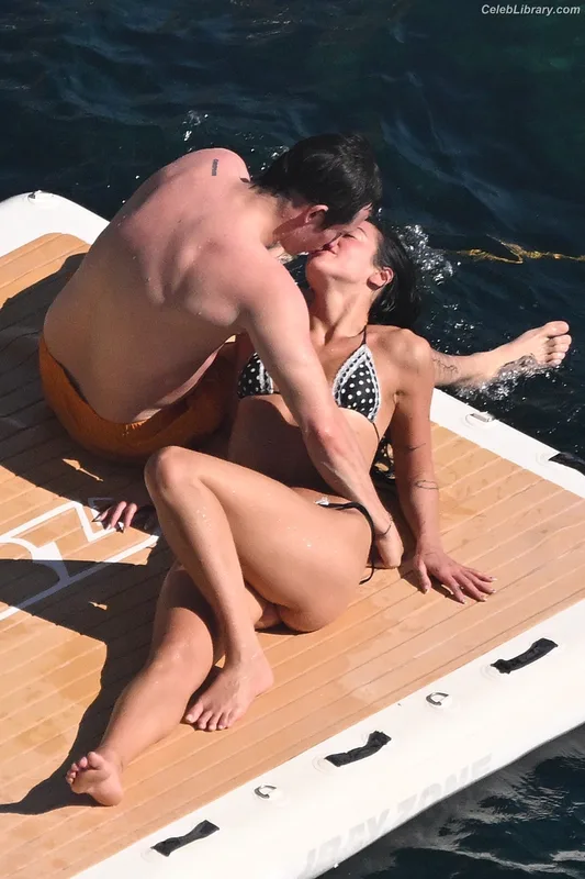 Dua Lipa photo 13 of 7804