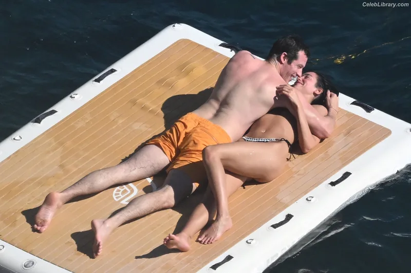 Dua Lipa photo 1 of 7804