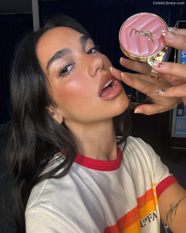 Dua Lipa photo 1 of 7804
