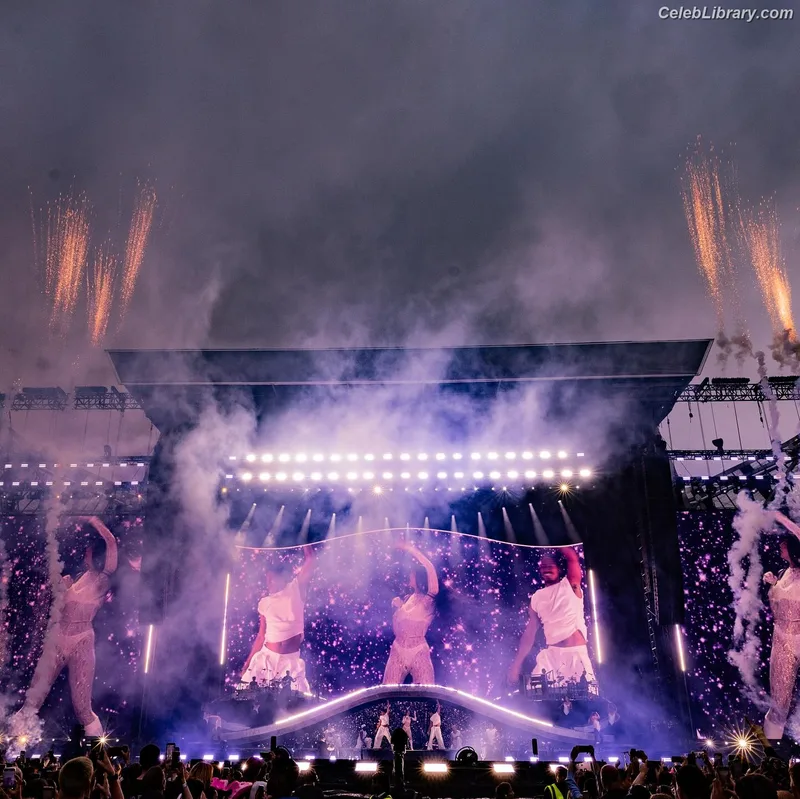 Dua Lipa photo 16 of 7804