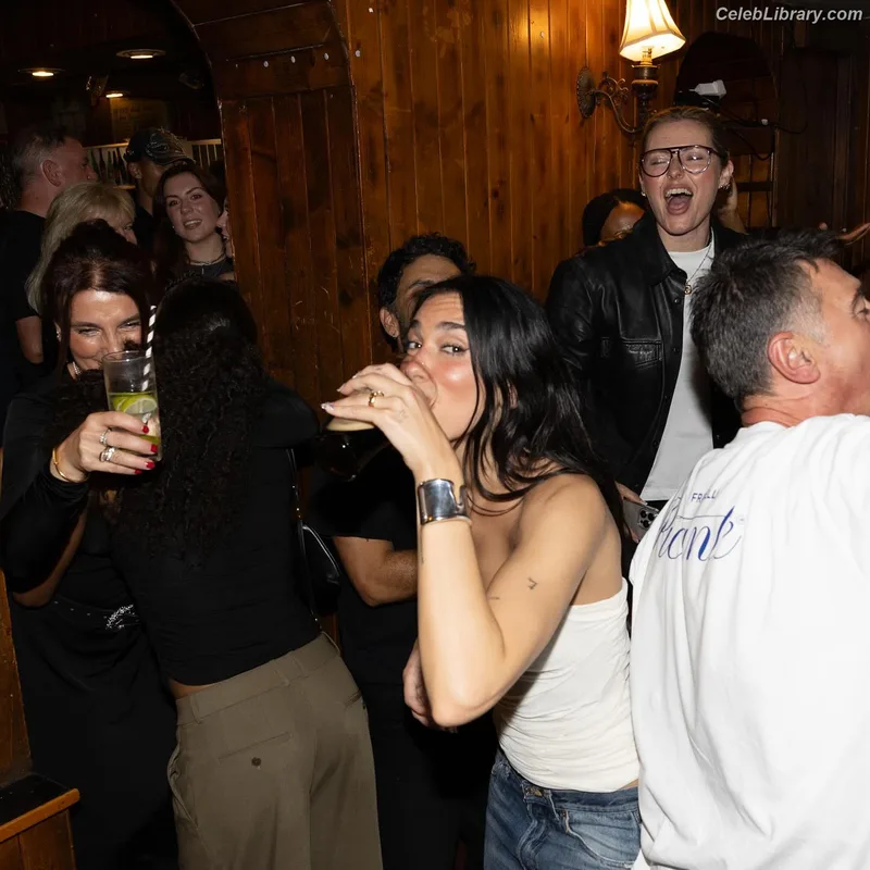 Dua Lipa photo 1 of 7804