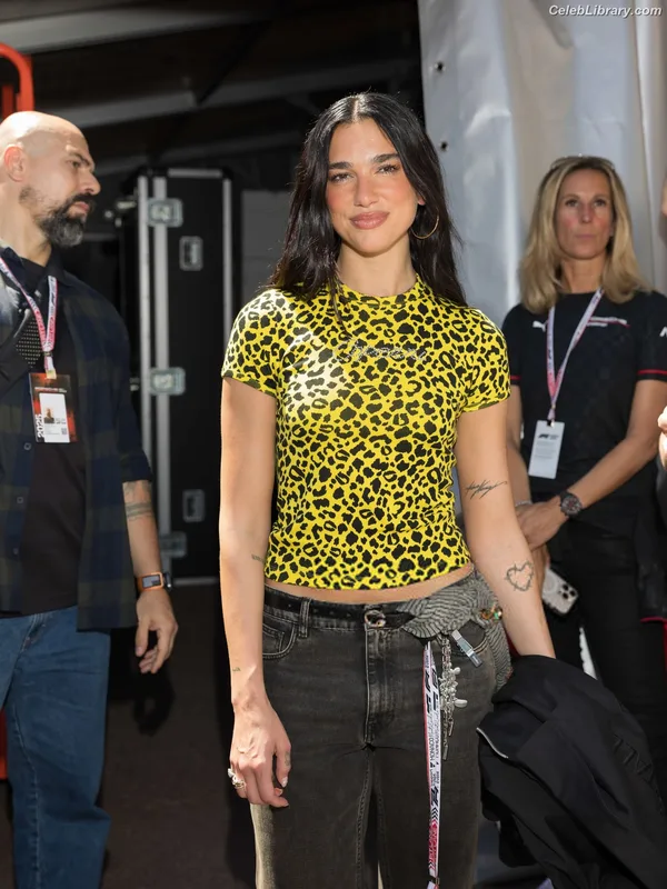 Dua Lipa photo 1 of 7804