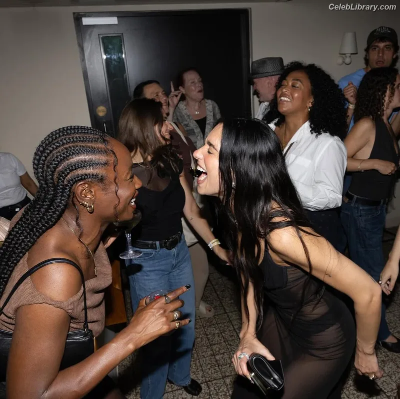 Dua Lipa photo 21 of 7804