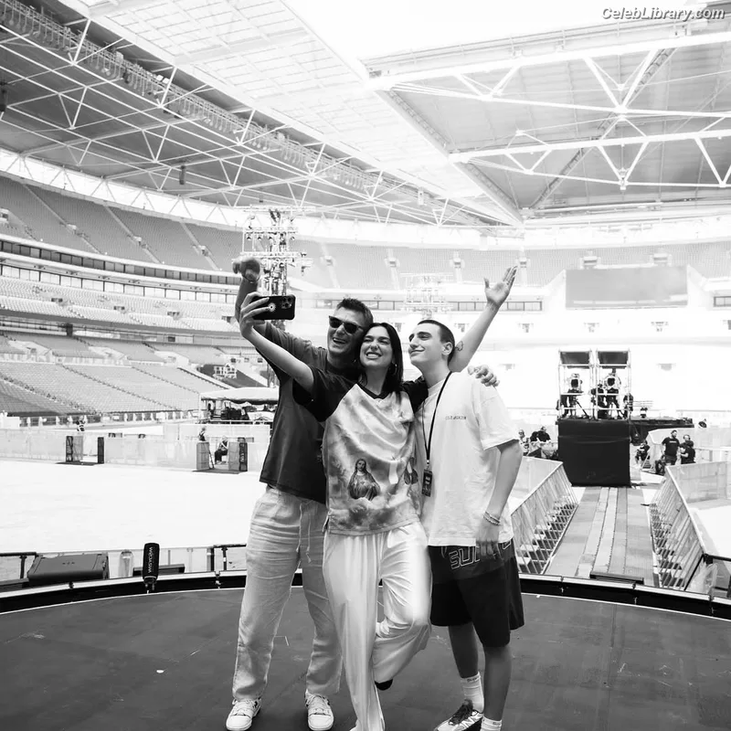 Dua Lipa photo 1 of 7804