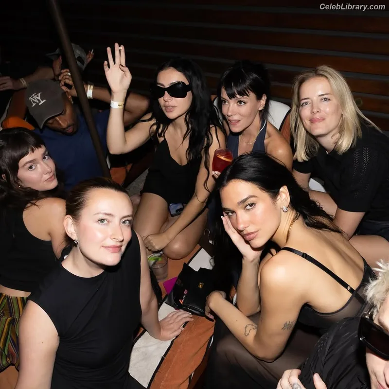 Dua Lipa photo 7 of 7804