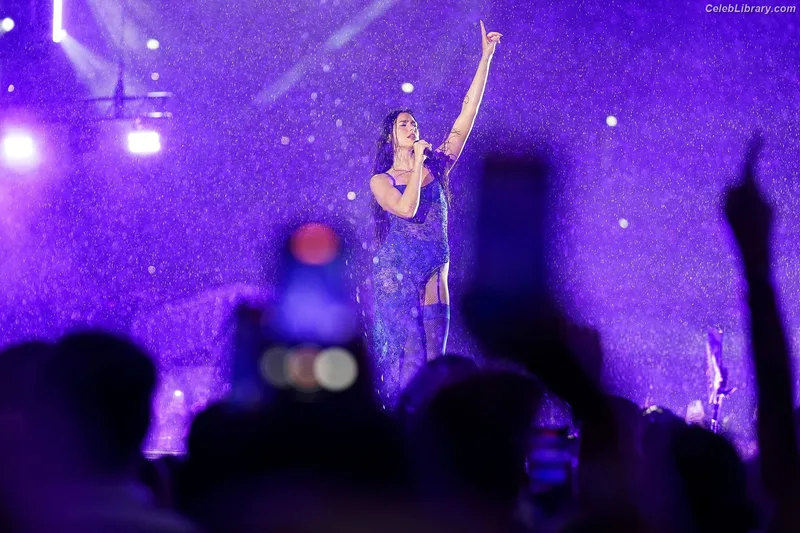 Dua Lipa photo 1 of 7804