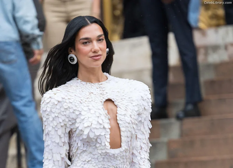 Dua Lipa photo 1 of 7804