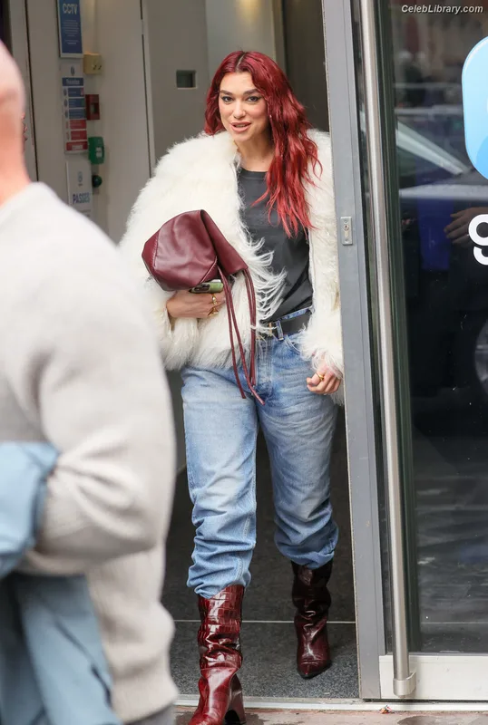Dua Lipa photo 17 of 7804