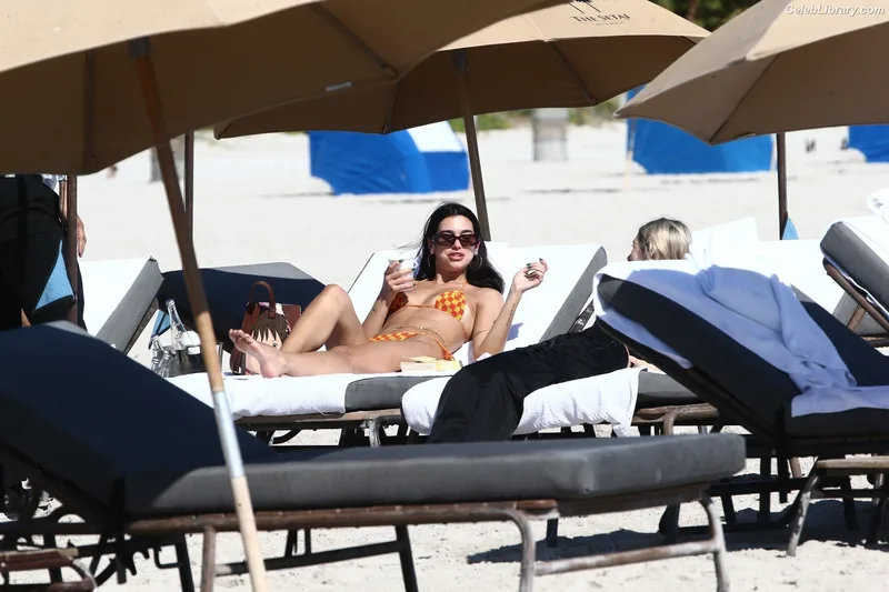 Dua Lipa photo 3 of 7804