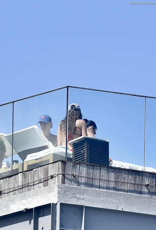 Dua Lipa photo 1 of 7804