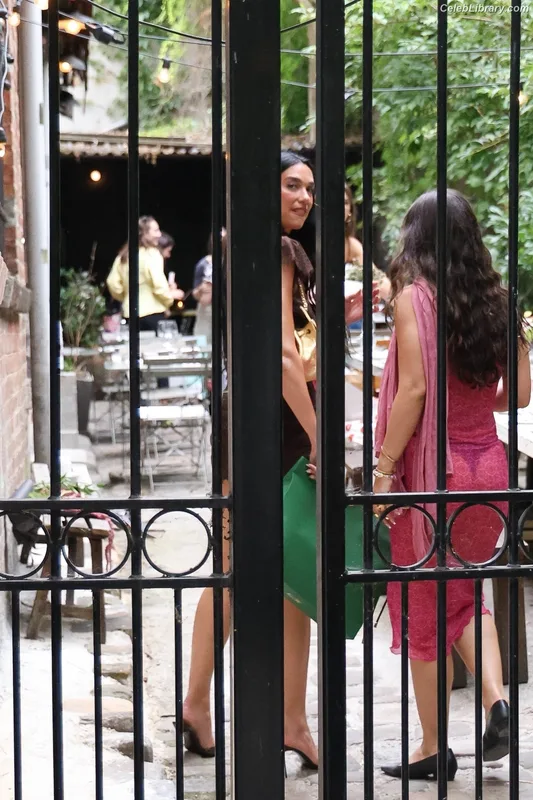 Dua Lipa photo 10 of 7804