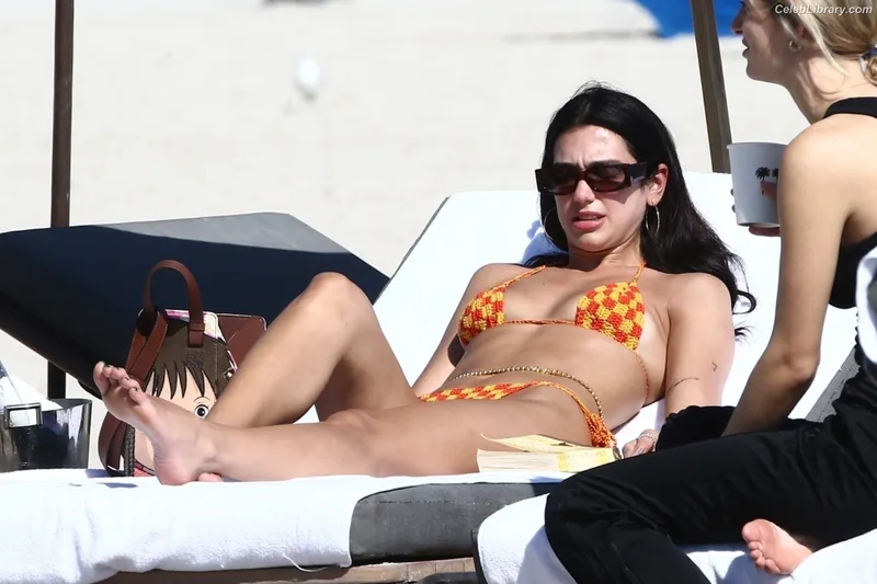 Dua Lipa photo 1 of 7804