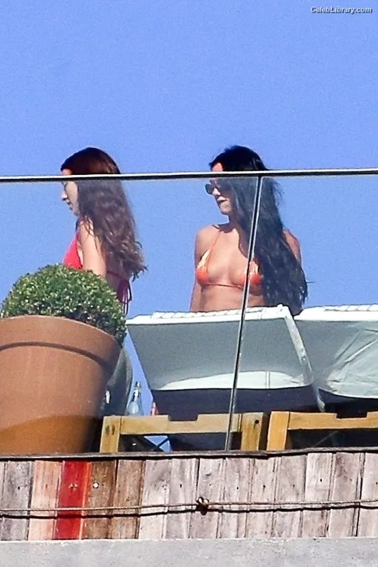Dua Lipa photo 1 of 7804