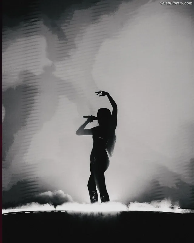 Dua Lipa photo 2 of 7804