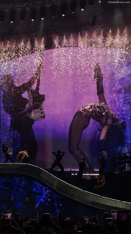 Dua Lipa photo 1 of 7804