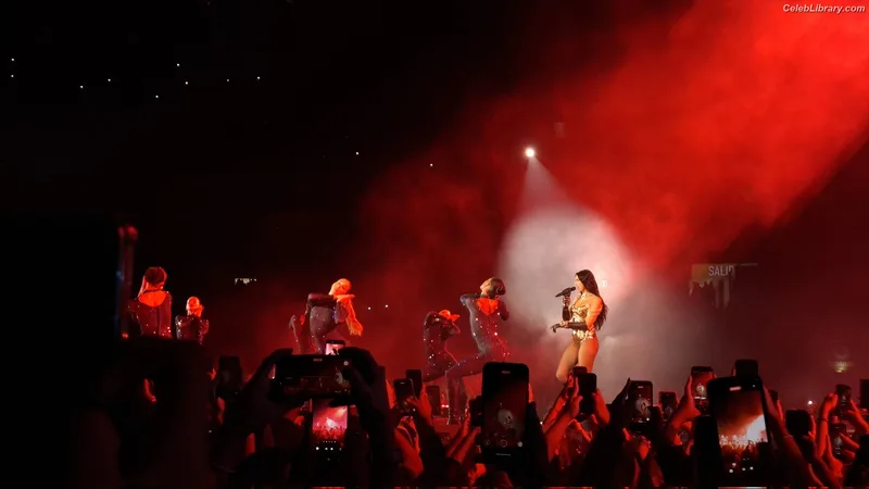 Dua Lipa photo 2 of 7804
