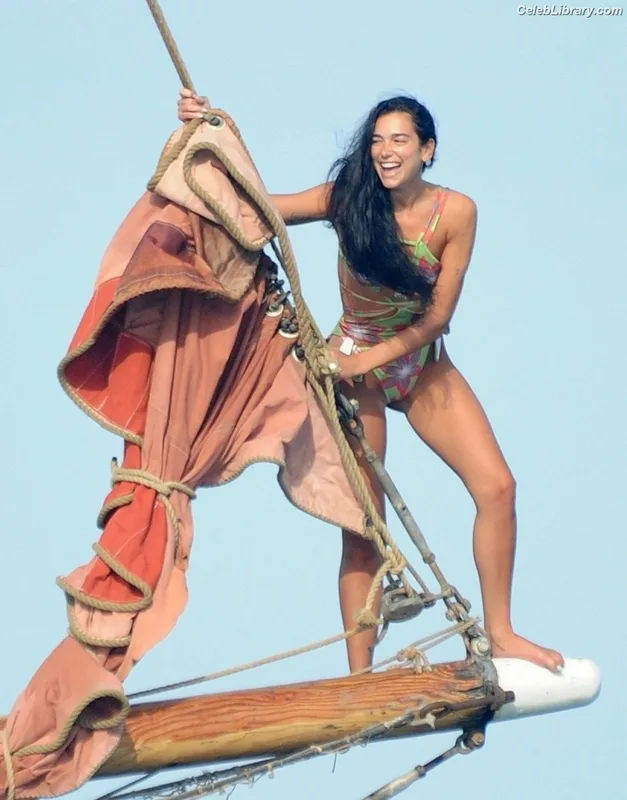 Dua Lipa photo 10 of 7804