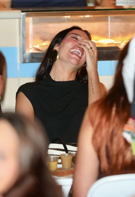Dua Lipa photo 10 of 7804