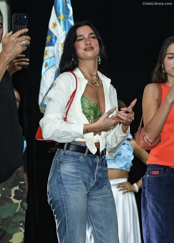 Dua Lipa photo 8 of 7804