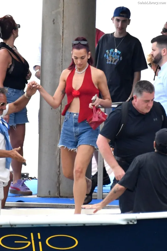 Dua Lipa photo 1 of 7804