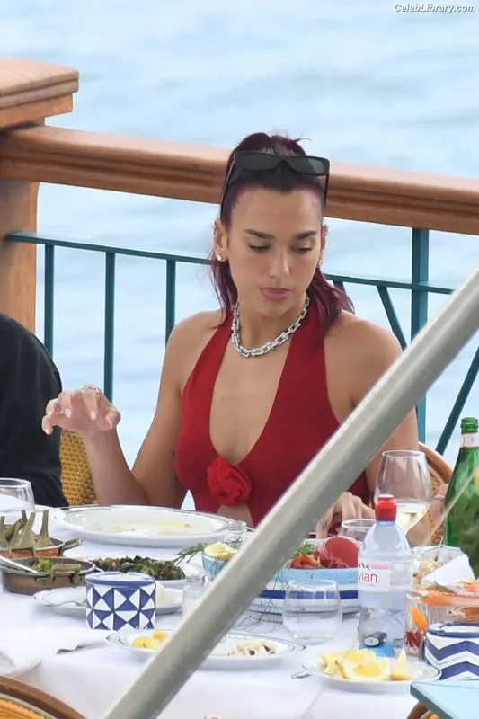 Dua Lipa photo 3 of 7804