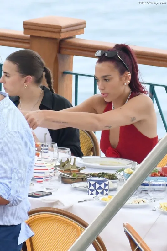 Dua Lipa photo 9 of 7804
