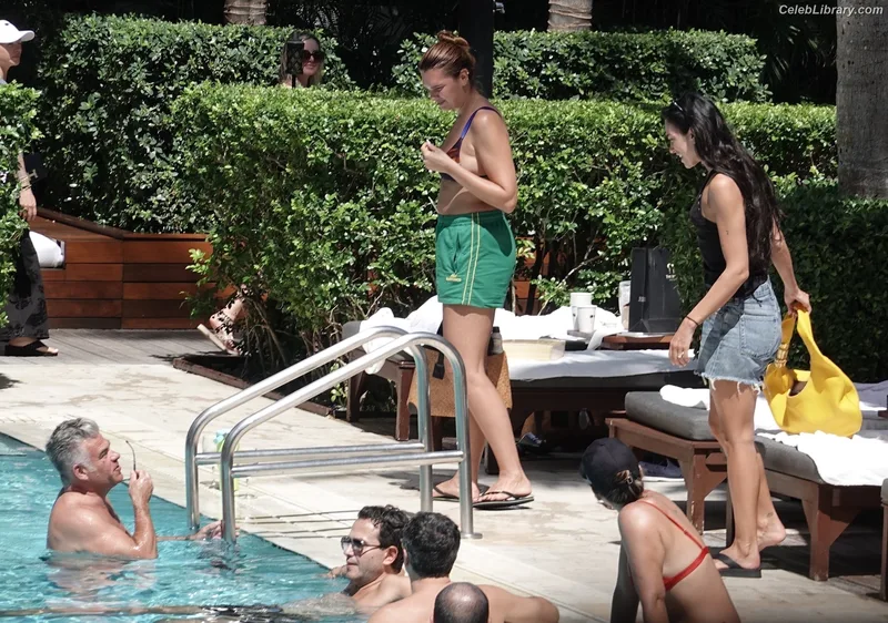 Dua Lipa photo 1 of 7804
