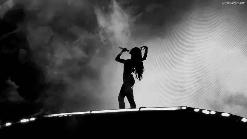 Dua Lipa photo 2 of 7804