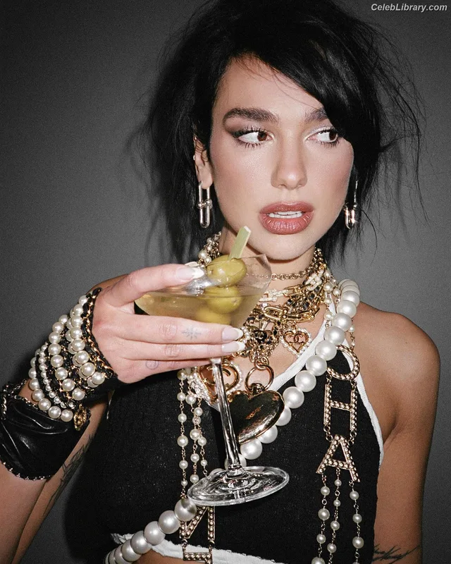Dua Lipa photo 10 of 7804