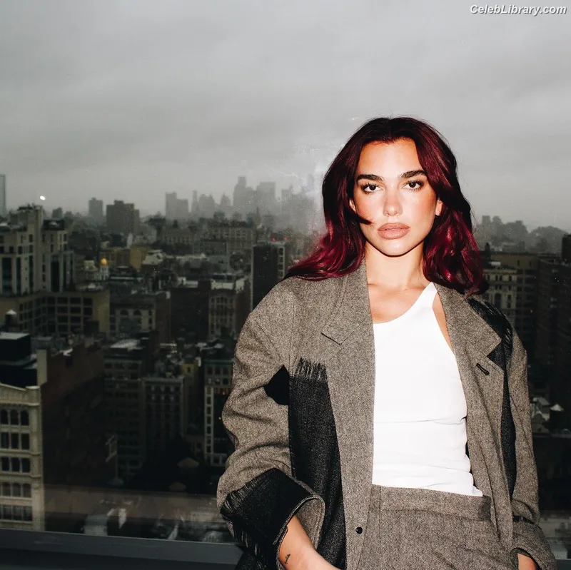 Dua Lipa photo 2 of 7804