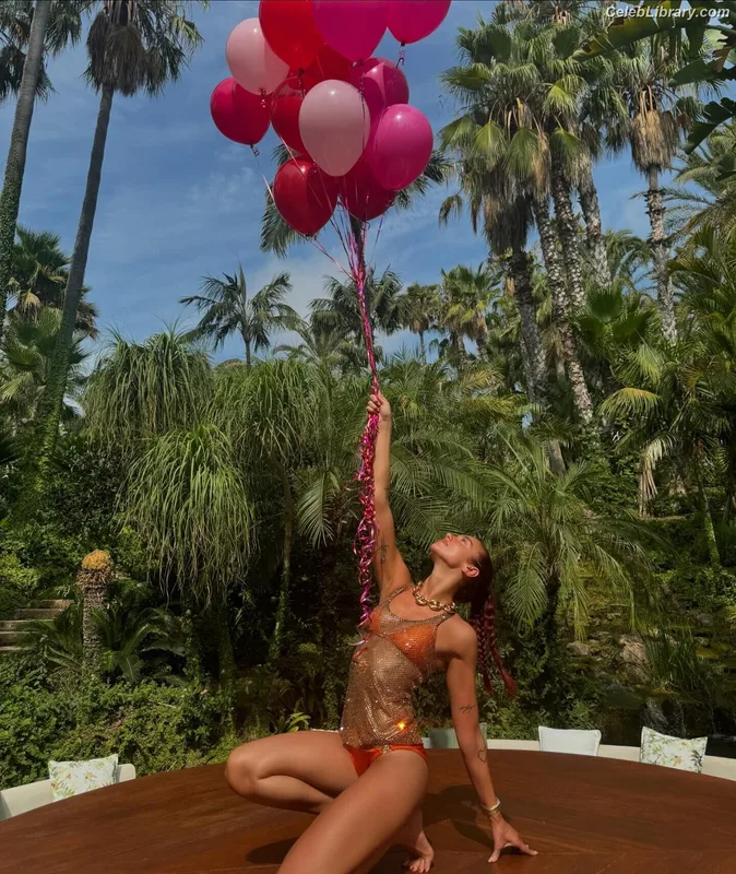 Dua Lipa photo 1 of 7804