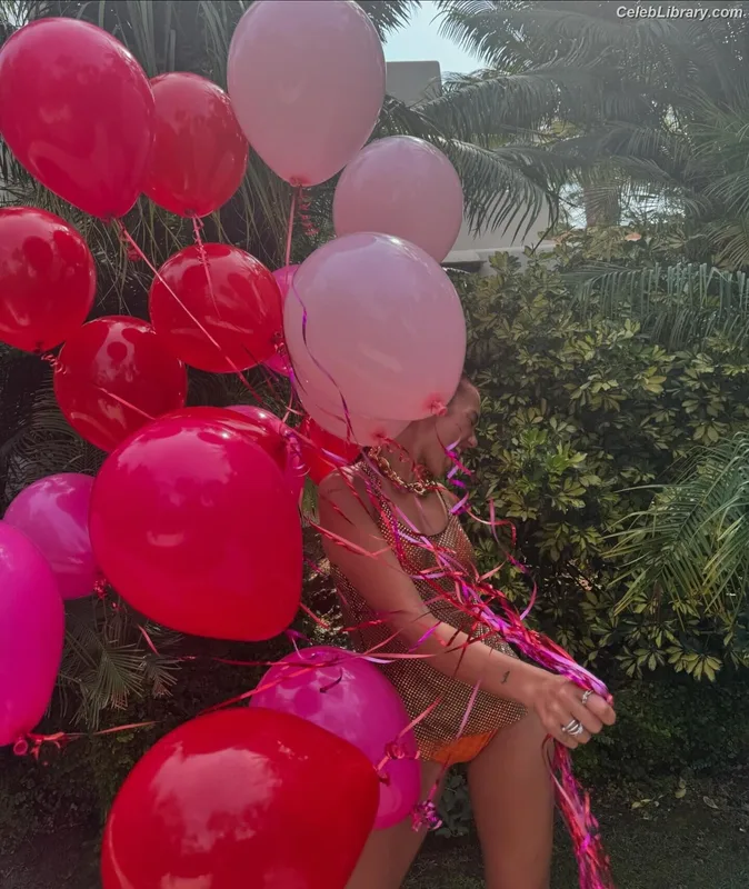 Dua Lipa photo 3 of 7804