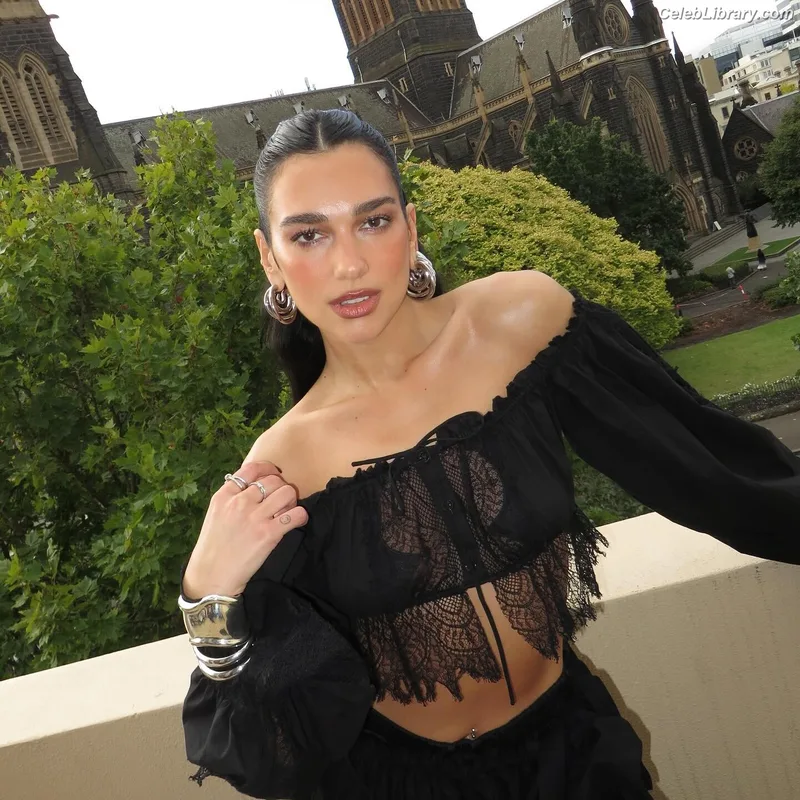 Dua Lipa photo 1 of 7804