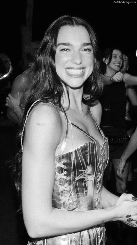 Dua Lipa photo 1 of 7804