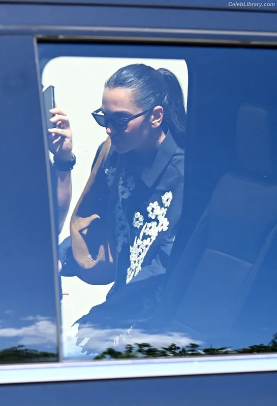 Dua Lipa photo 1 of 7804