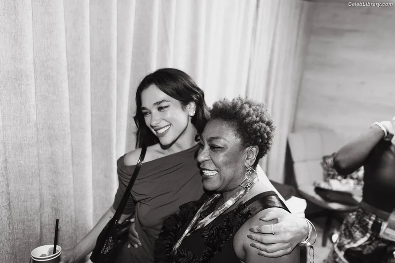 Dua Lipa photo 1 of 7804