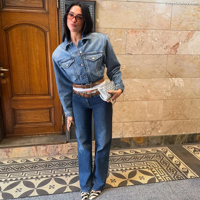Dua Lipa photo 1 of 7804