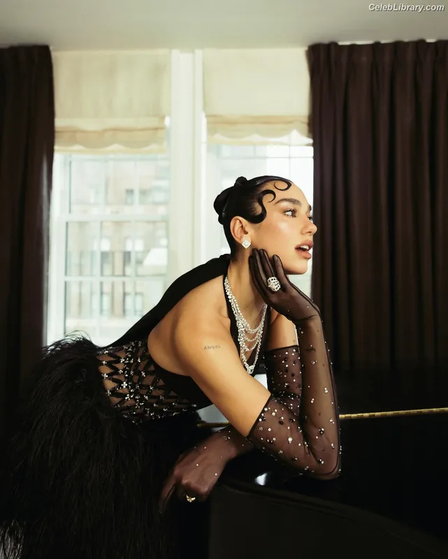 Dua Lipa photo 1 of 7804